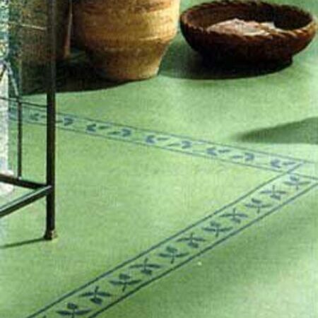 Grün gefliester Boden mit blauer Zierbordüre, links ein Tontopf, rechts ein geflochtener Korb.